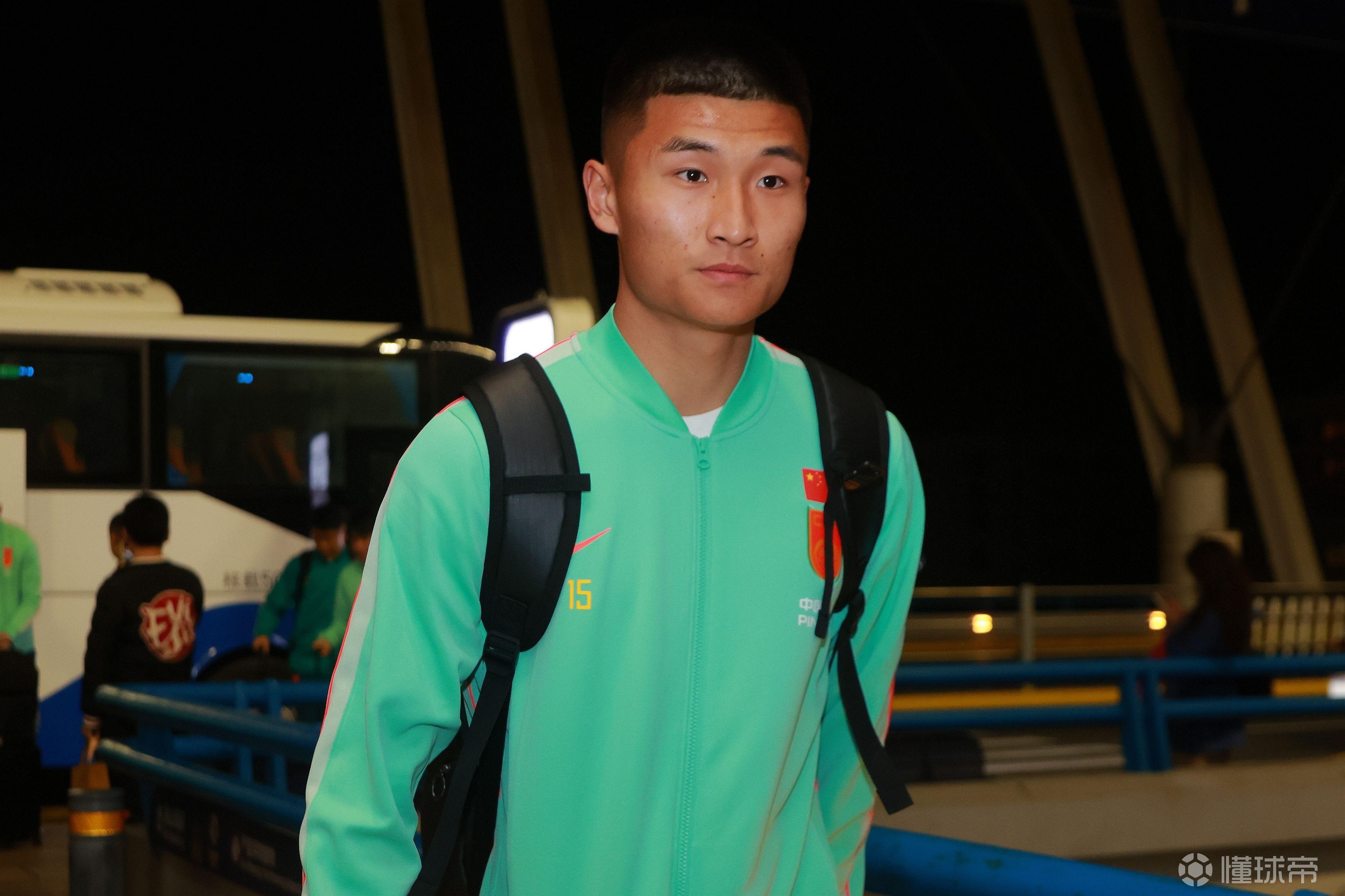津媒:邵佳一很欣赏黄嘉辉,他是后腰位置的有力竞争者